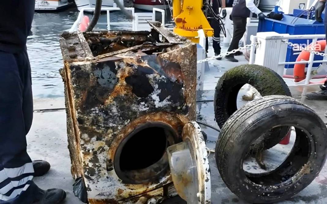 İstanbul'un utancı: Boğaz'ın altı adeta bir çöplük! Çamaşır makinesi, televizyon, araba lastiği... 5